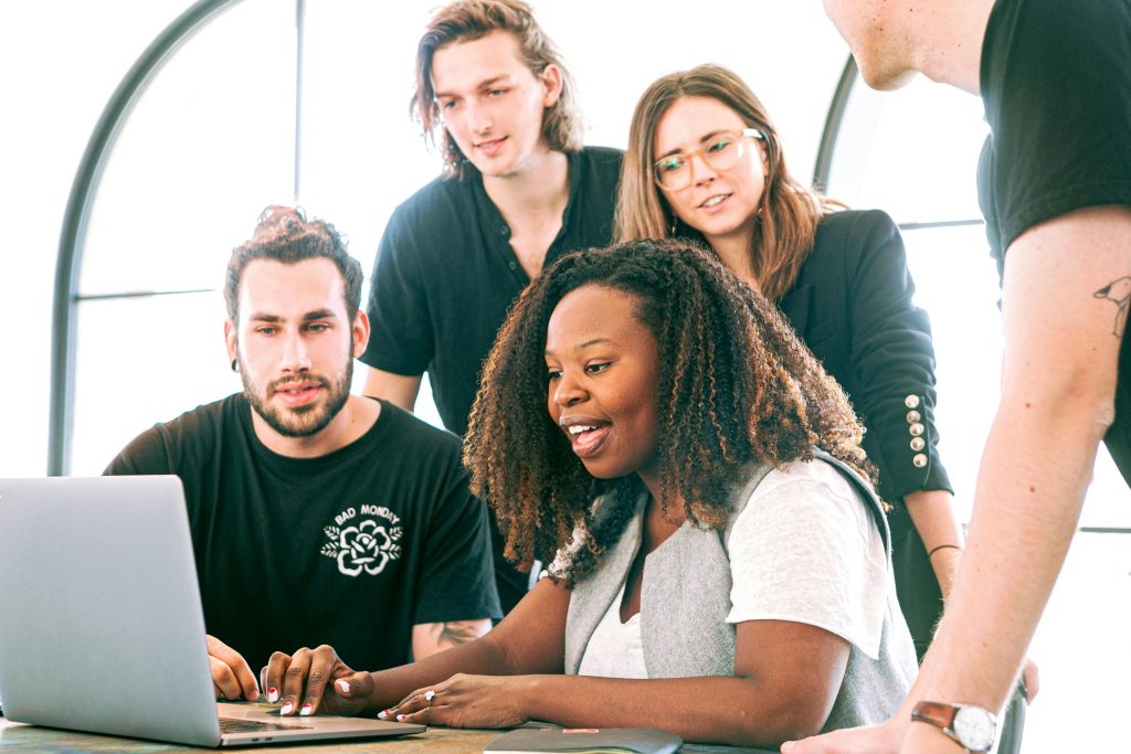 Members of a high performance team in front of a notebook