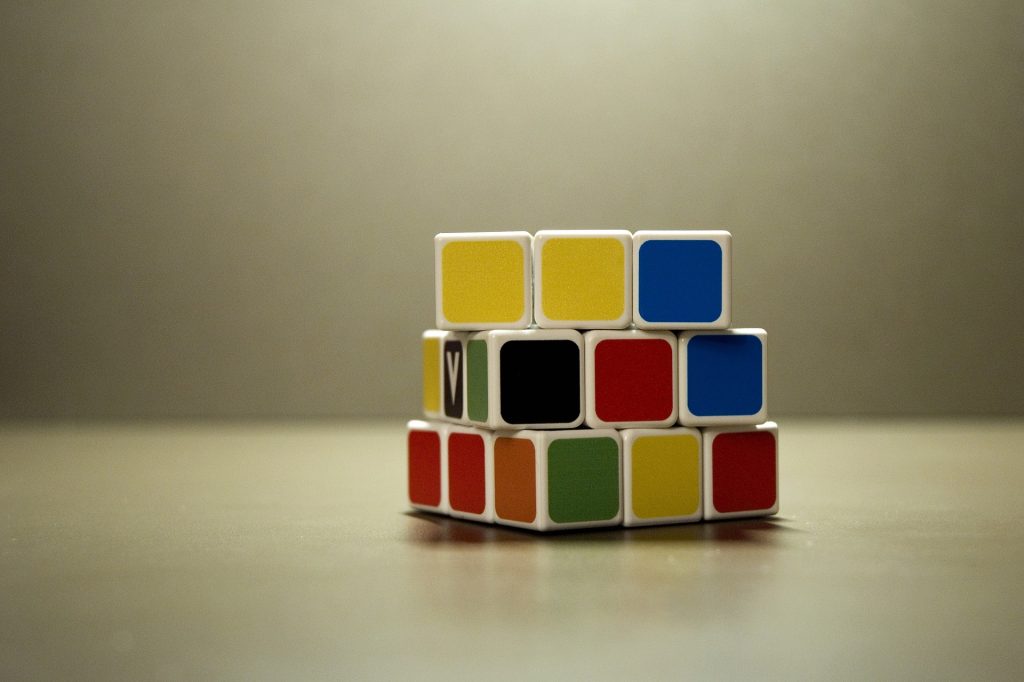 Una imagen de un cubo Rubik representa los retos de liderazgo